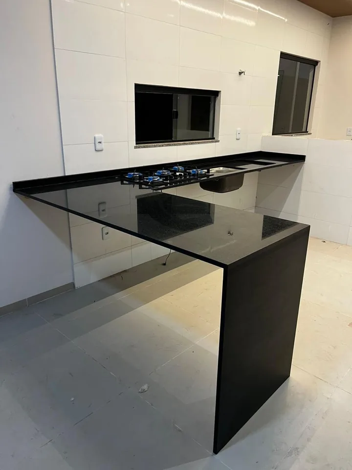 Mesa em L com perna em cascata: a foto da obra tirada no celular, no dia da entrega
